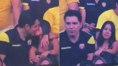 厄瓜多尔男球迷与“小三”亲吻 发现被72体育直播表情瞬间尴尬