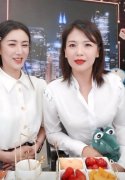 刘涛和刘诗诗首次进网红72体育直播间穿了同一种单品 白衬衫的魅
