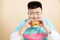 杭州23岁小伙搞副业，每天72体育直播吃成网红“大胃王”！一年后